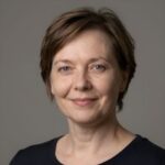Портрет уверенного юриста компании Зутиков и партнеры на нейтральном фоне для правовой помощи мигрантам
